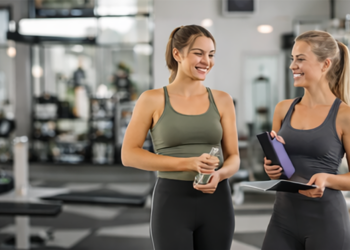 2 vrouwen babbelen tijdens het sporten.