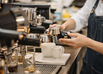 Barista zet koffie.